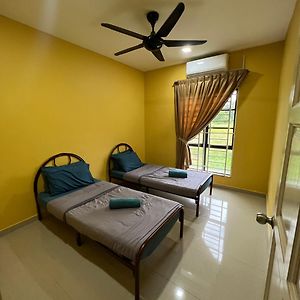 D' Totok Housestay Sepang Exterior photo